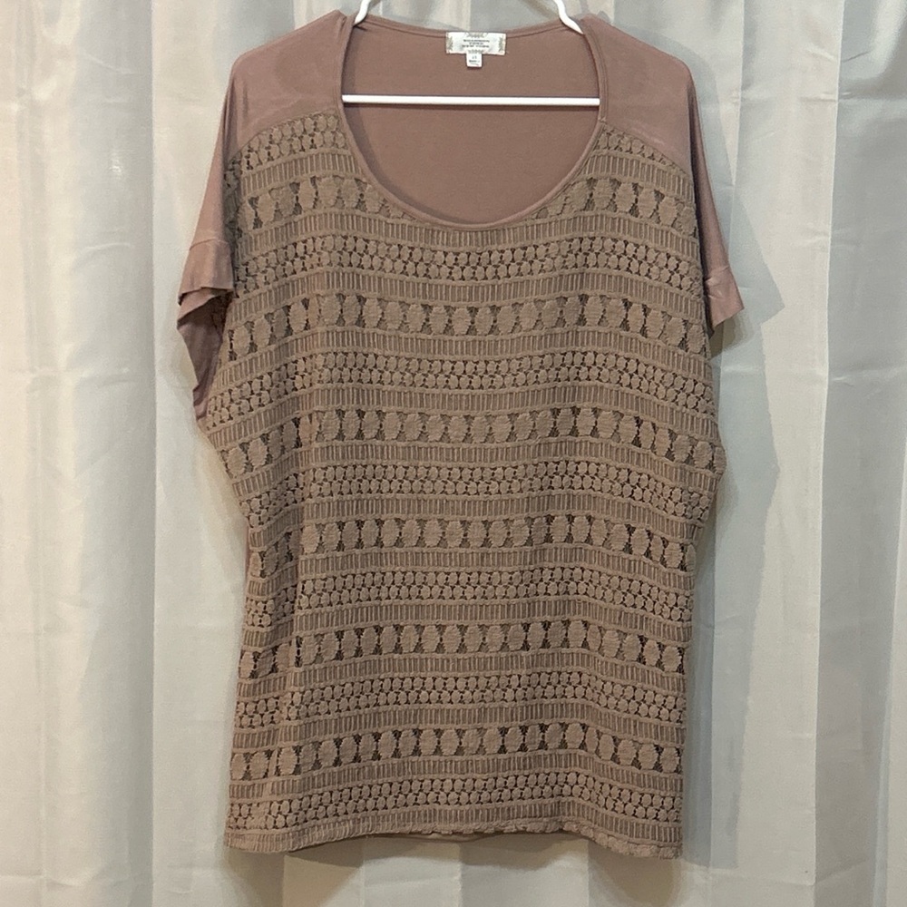 Chic Crochet Women's Top in Tan